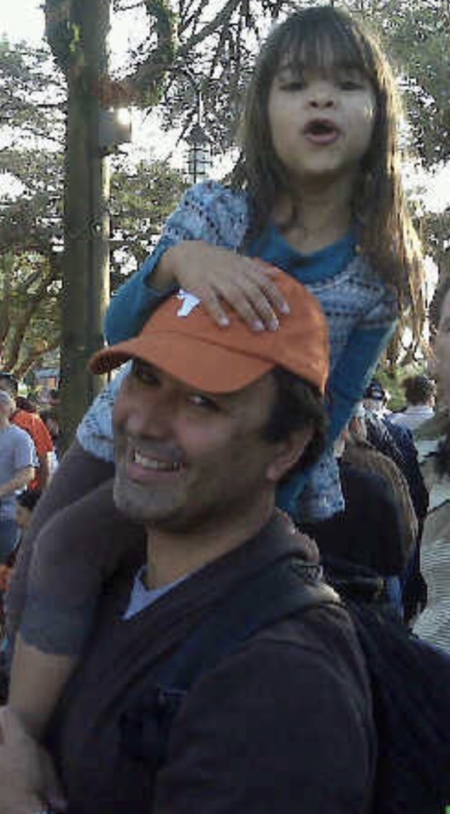 Sienna Mae Gomez as a child with her father, Ramon Gomez, sitting on his shoulders